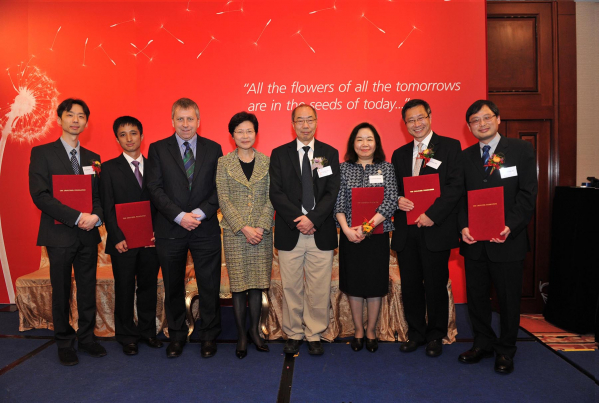 HKU Croucher awardees with HKU President and Vice-Chancellor Professor Peter Mathieson, HKSAR Chief Secretary for Administration Mrs Carrie Lam Cheng Yuet-ngor and Professor Mak Tak Wah, Chairman of  Board of Trustees, Croucher Foundation